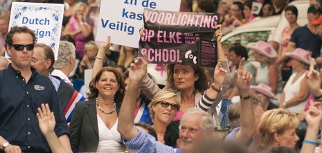 Vera Bergkamp voerde naast de minister van Onderwijs actie voor voorlichting op elke school.